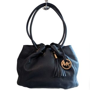 LIKE NEW! Michael Kors Medium pebbled leather ring tote with tassel